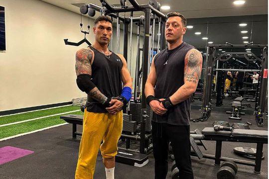 Fostul atacant Mario Gomez (38 de ani) a criticat felul în care Mesut Ozil și-a dezvoltat musculatura după a pus capăt carierei de fotbalist.