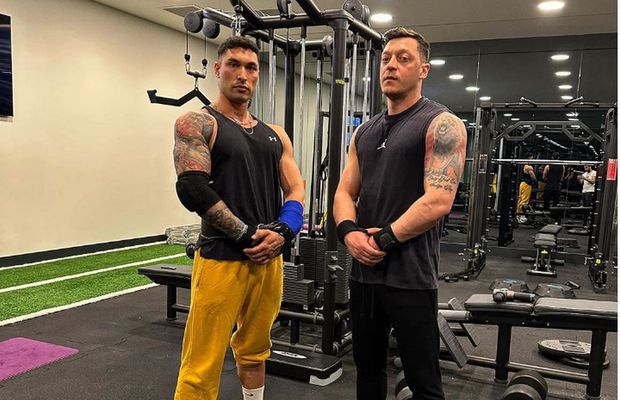 Ozil s-a umplut de mușchi și e criticat de un fost coechipier: „Un mic Cristiano, arată dizgrațios!”