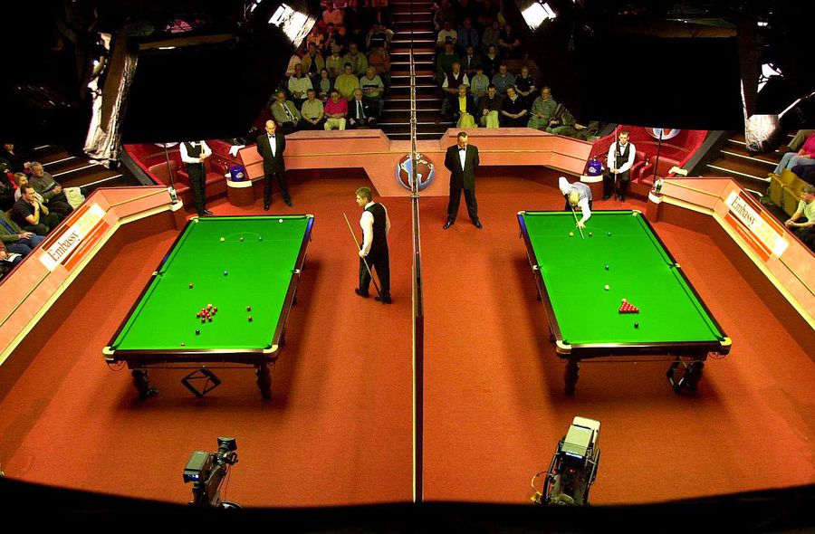 Cele două mese în paralel, la Campionatul Mondial de snooker de la Crucible, foto: Guliver/gettyimages „La Crucible, miroase foarte urât” » Declarația unui iranian a detonat Campionatul Mondial de Snooker! Se pregătește o schimbare ISTORICĂ: „Există un preț pentru orice, ne place sau nu”