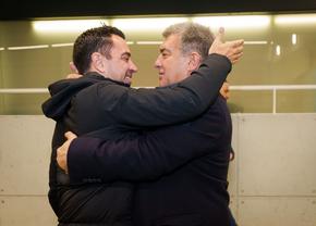 Xavi explică de ce s-a răzgândit și rămâne la Barcelona: „Îl văd câștigător”