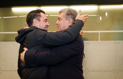 Xavi explică de ce s-a răzgândit și rămâne la Barcelona: „Îl văd câștigător”