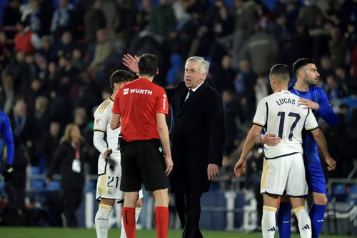 Antrenorul Carlo Ancelotti protestează în fața arbitrului Ricardo De Burgos Bengoetxea, care a condus meciul lui Real Madrid cu Getafe (2-0) de pe 1 februarie 2024 / Foto: Imago