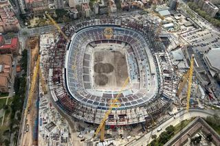 Barcelona a montat gazonul și lansează „Sky Tour” » Cât costă să survolezi Camp Nou din elicopter!