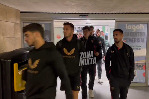 Tensiuni la Sevilla » Fotbaliștii au fost întâmpinați cu bancnote false după ultimele rezultate slabe din campionat. FOTO: captură X