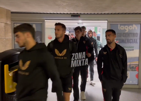 Tensiuni la Sevilla » Fanii i-au așteptat pe jucători la aeroport și au aruncat în ei cu bani falși
