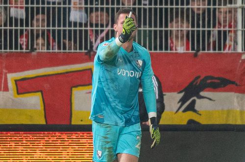 Portarul lui VfL Bochum, Patrick Drewes, arată bricheta cu care a fost lovit / Foto: Imago