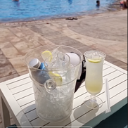 Constantin Budescu, cu șampania la piscină în vacanță în Dubai