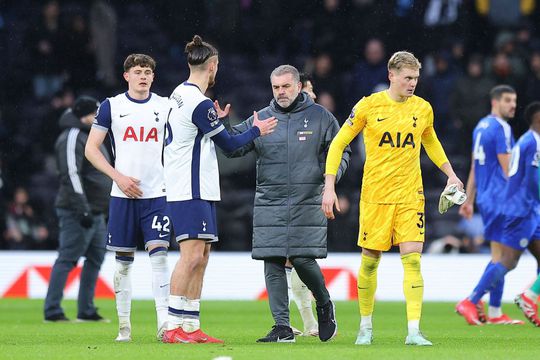 Radu Drăgușin are toate șansele ca atunci când va reveni pe gazon după operația la genunchi să nu-l mai găsească manager pe Ange Postecoglou / Foto: Imago