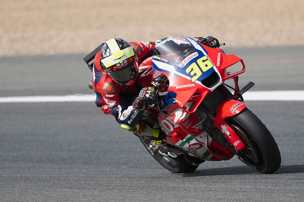 Uluitor! A căzut de două ori cu motocicleta, iar apoi a făcut un tur istoric