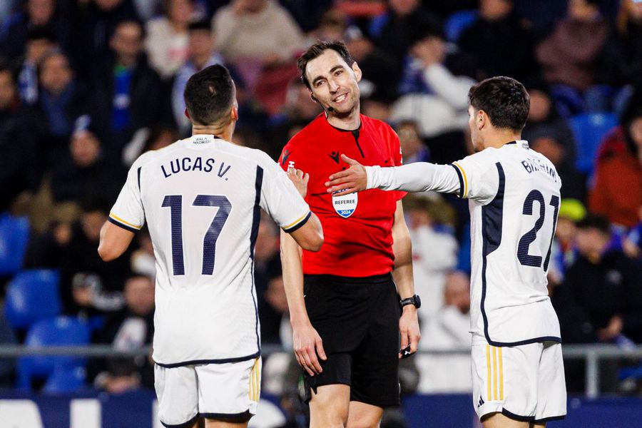 Arbitrul Ricardo De Burgos Bengoetxea, într-o discuție în contradictoriu cu Lucaz Vazquez și Brahim Diaz, într-un meci Getafe - Real Madrid din februarie 2024 / Foto: Imago Regele e gol! Trump de la cealaltă Casă Albă