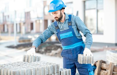 Betonul vibropresat: de ce se folosește în producția de pavele și ce avantaje oferă?