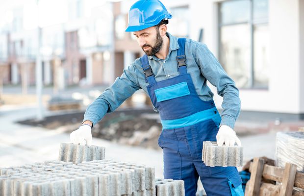 Betonul vibropresat: de ce se folosește în producția de pavele și ce avantaje oferă?