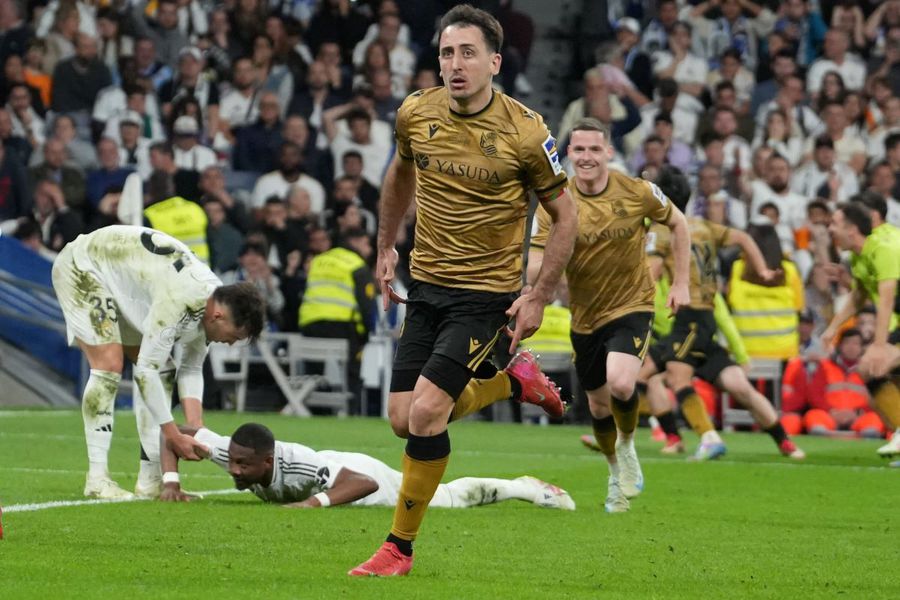 Căpitanul Mikel Oyarzabal și colegii săi de a Sociedad, învinși dramatic după prelungiri în smifinala de pe Bernabeu (4-4), s-ar putea bucura de boicotul madrilenilor / Foto: Imago Ce se întâmplă dacă Real Madrid nu se prezintă la finala Cupei cu Barcelona » NU va pierde cu 0-3 la „masa verde”!