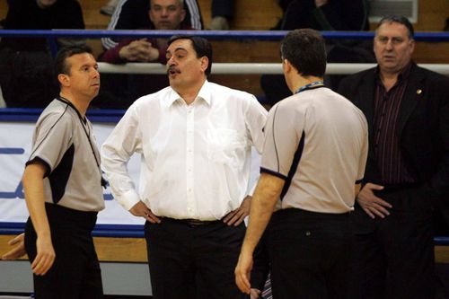 Vlade Djurovic (cămașă albă), în 2010, când o antrena pe FMP Zeleznik/Foto: Imago Images