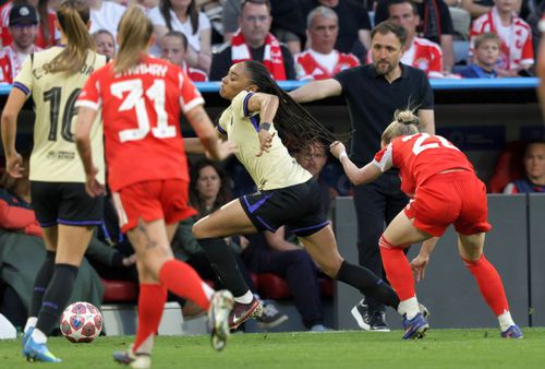 Bayern a rămas în 10 cu Barcelona, după ce Kett și-a tras adversara de păr/ FOTO Imago Images