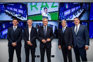 Arbitrul care „împarte dreptatea” în Italia, în centrul unui scandal uriaș: A bătut în geamul camerei VAR și a presat colegii!