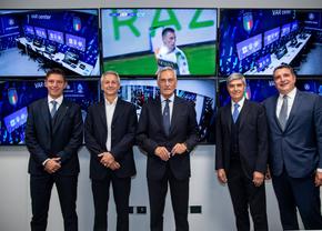 Arbitrul care „împarte dreptatea” în Italia, în centrul unui scandal uriaș: A bătut în geamul camerei VAR și a presat colegii!