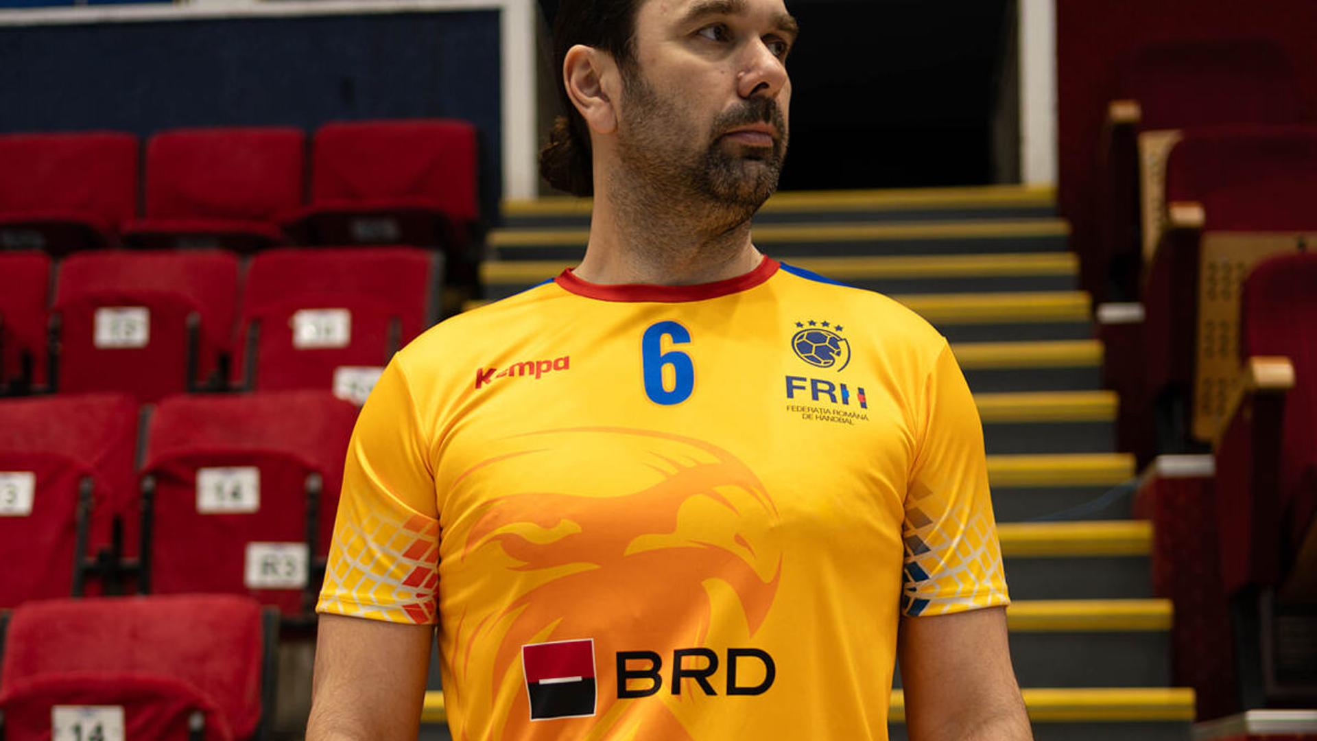 Bogdan Voina zâmbind în timpul discursului după alegerile FRH, confirmat președinte handbal România cu susținerea membrilor federației. | sursa foto: Gazeta Sporturilor