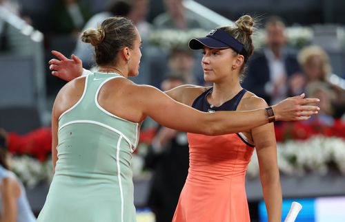 Jaqueline Cristian și Aryna Sabalenka după meciul de la Madrid Foto: Guliver/GettyImages