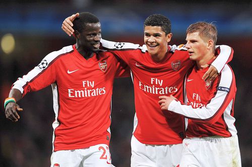 Emmanuel Eboue, în stânga // foto: Guliver/gettyimages