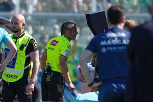 Celebrul arbitru, în centrul unui scandal uriaș: „A bătut în geamul camerei VAR și și-a presat colegii să schimbe decizia!”