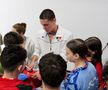 David Popovici, campion național la 100 m liber, dând autografe/Andrei Furnigă (GSP.ro)