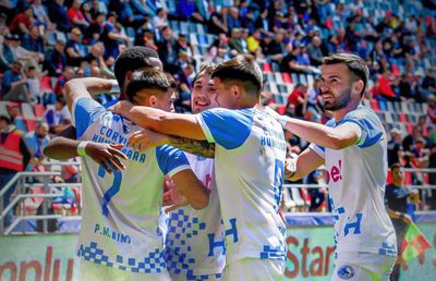 Corvinul a mai făcut un pas spre promovare pe terenul Stelei! Când poate fi matematic în Superliga