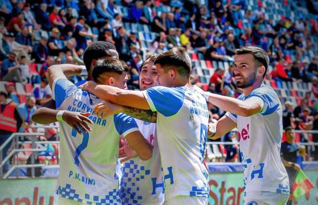 Corvinul a mai făcut un pas spre promovare pe terenul Stelei! Când poate fi matematic în Superliga