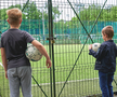 Imagine realizată ieri, de fotoreporterul GSP Raed Krishan, cu 2 copii privind prin gard la terenurile de sport zăvorâte dintr-un parc bucureștean