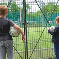 Imagine realizată ieri, de fotoreporterul GSP Raed Krishan, cu 2 copii privind prin gard la terenurile de sport zăvorâte dintr-un parc bucureștean