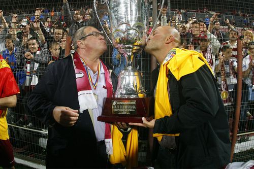 Iuliu Mureșan și Arpad Paskazny sărutând trofeul de campion al Ligii 1.