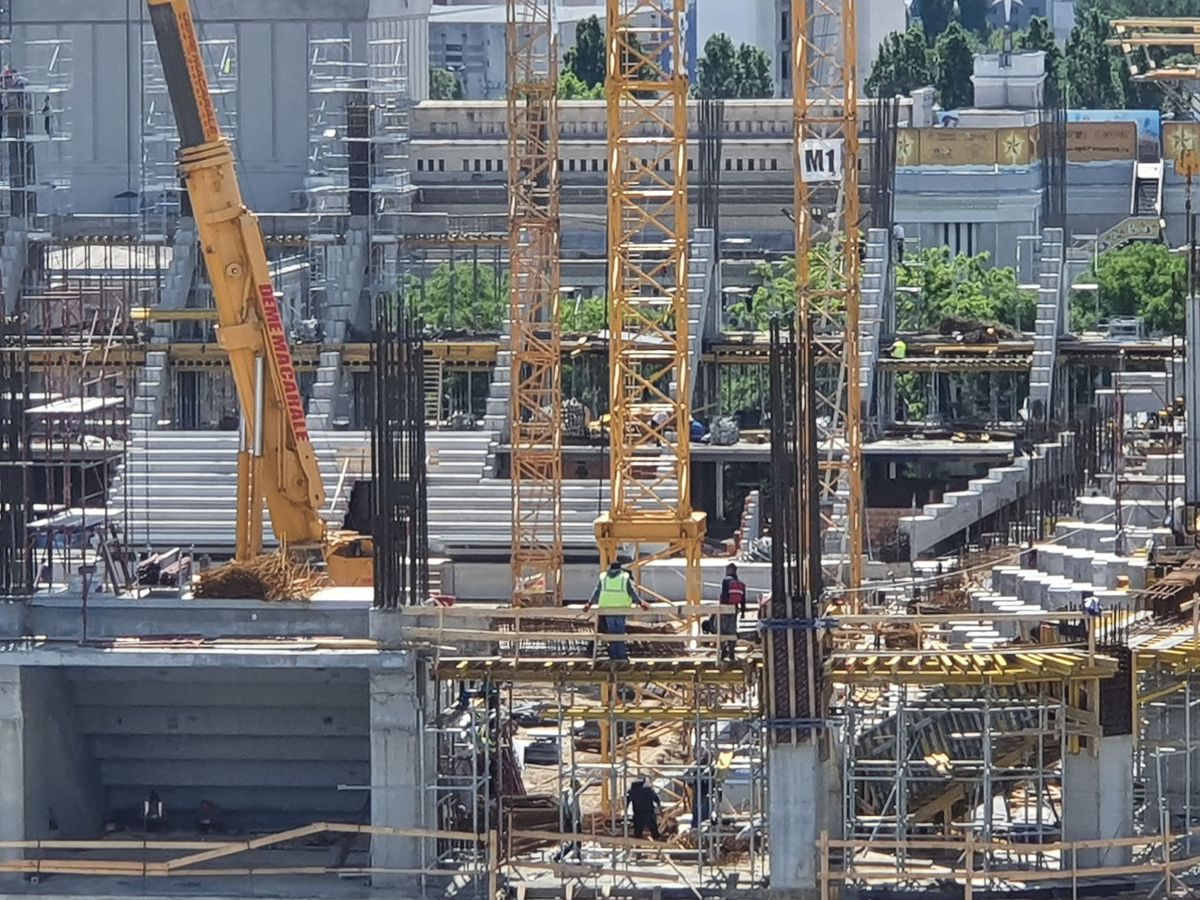 VIDEO+FOTO Lucrările avansează și în Giulești! A început montarea treptelor din tribune