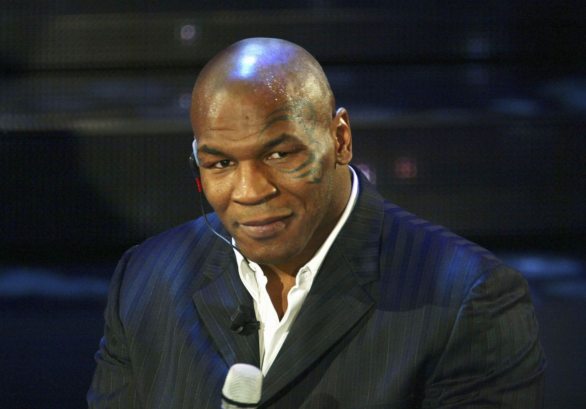 VIDEO Mike Tyson, iureș în ringul de wrestling! A rupt tricoul de pe el și a provocat o bătaie generală