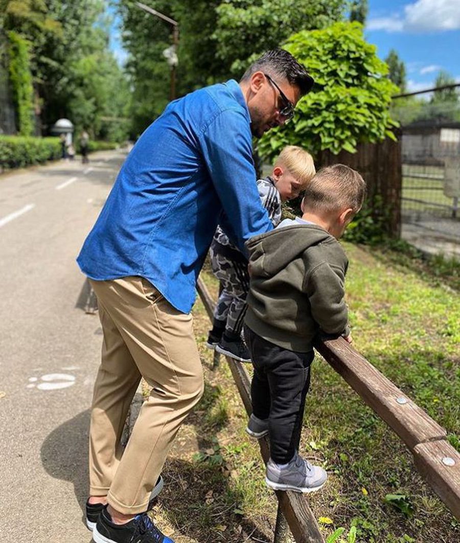Ciprian Marica alături de fii săi, Albert Andrei, 2 ani, și Ethan Ioan, 3 ani și jumătate FOTO: instagram.com/ciprianmaricaoficial