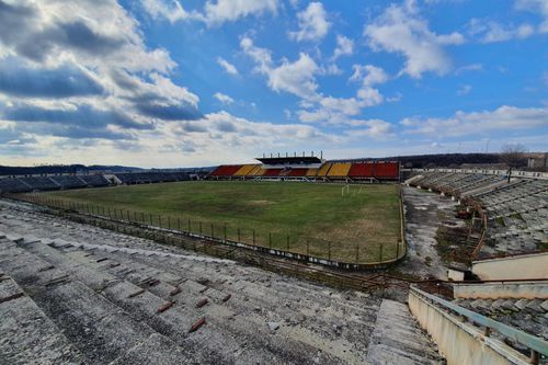 Peisajul la stadionul din Scornicești este unul sumbru, trist, departe de vreo idee de fotbal adevărat  // FOTO: Vlad Nedelea