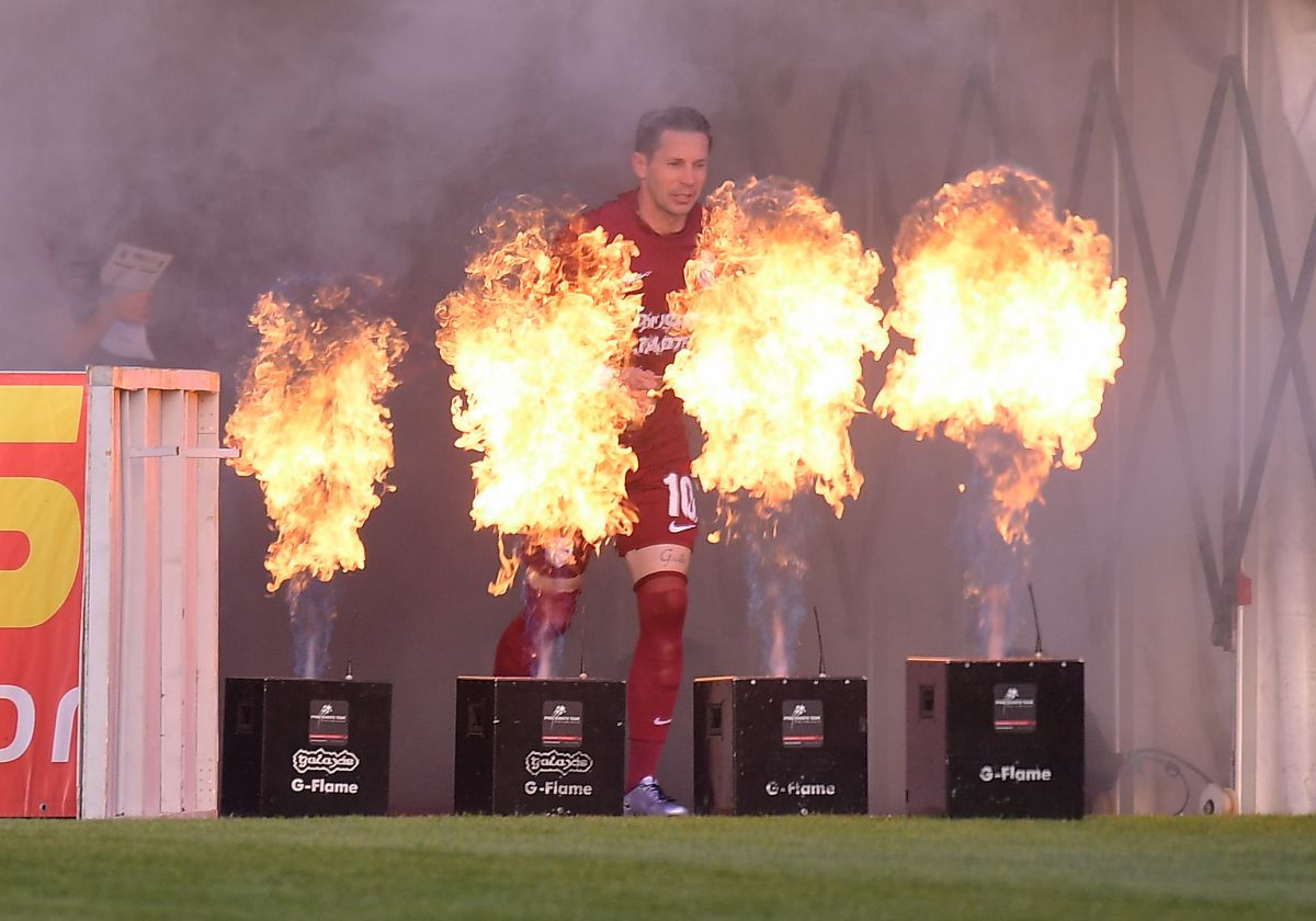 Moment special înainte de CFR Cluj - FCSB! Campionii au fost prezentați fanilor printre flăcări și fum: Edi Iordănescu, extrem de emoționat