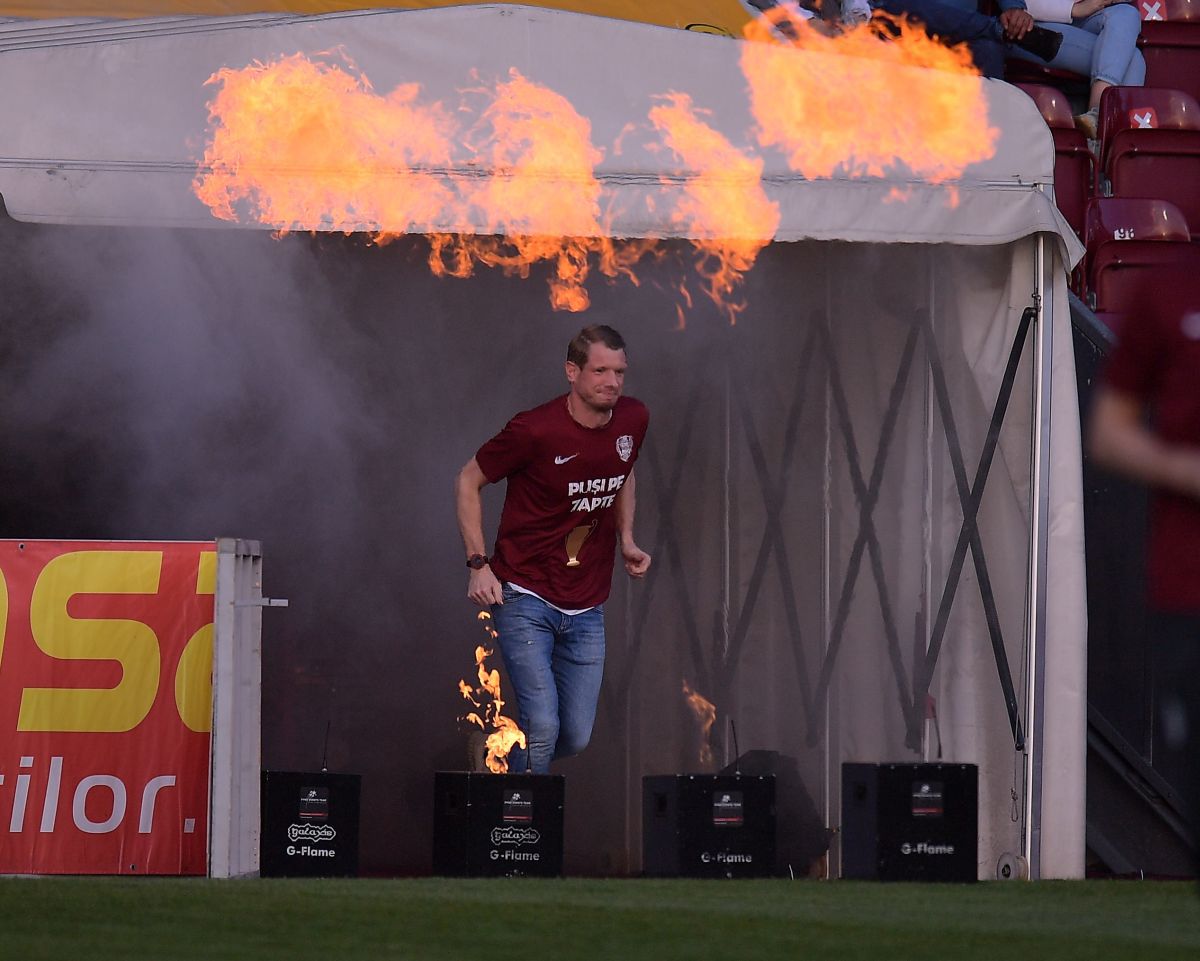 Moment special înainte de CFR Cluj - FCSB! Campionii au fost prezentați fanilor printre flăcări și fum: Edi Iordănescu, extrem de emoționat