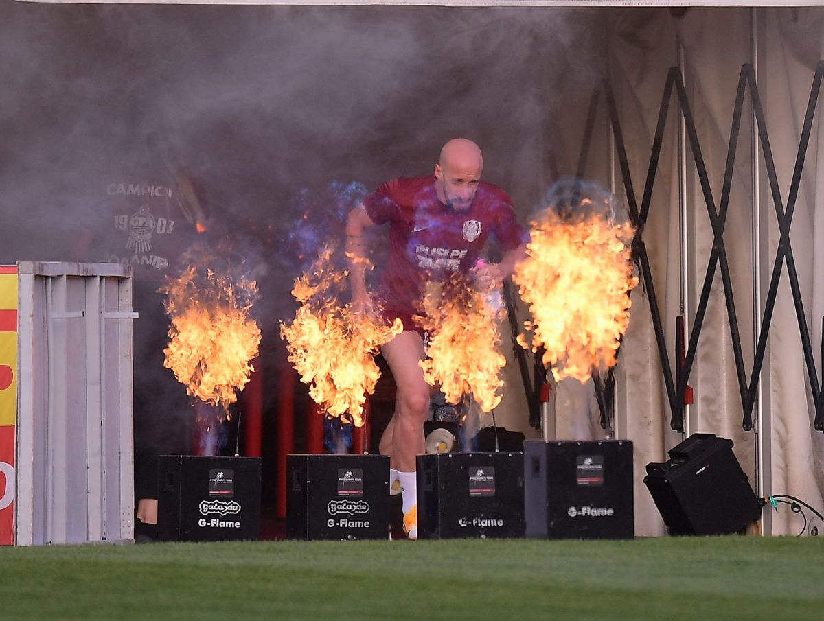 Moment special înainte de CFR Cluj - FCSB! Campionii au fost prezentați fanilor printre flăcări și fum: Edi Iordănescu, extrem de emoționat