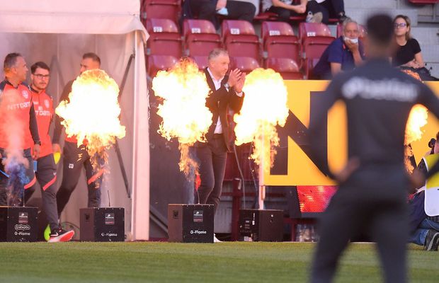 Moment special înainte de CFR Cluj - FCSB! Campionii au fost prezentați fanilor printre flăcări și fum: Edi Iordănescu, extrem de emoționat