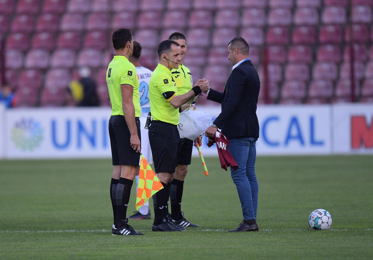 Moment special înainte de CFR Cluj - FCSB! Campionii au fost prezentați fanilor printre flăcări și fum: Edi Iordănescu, extrem de emoționat