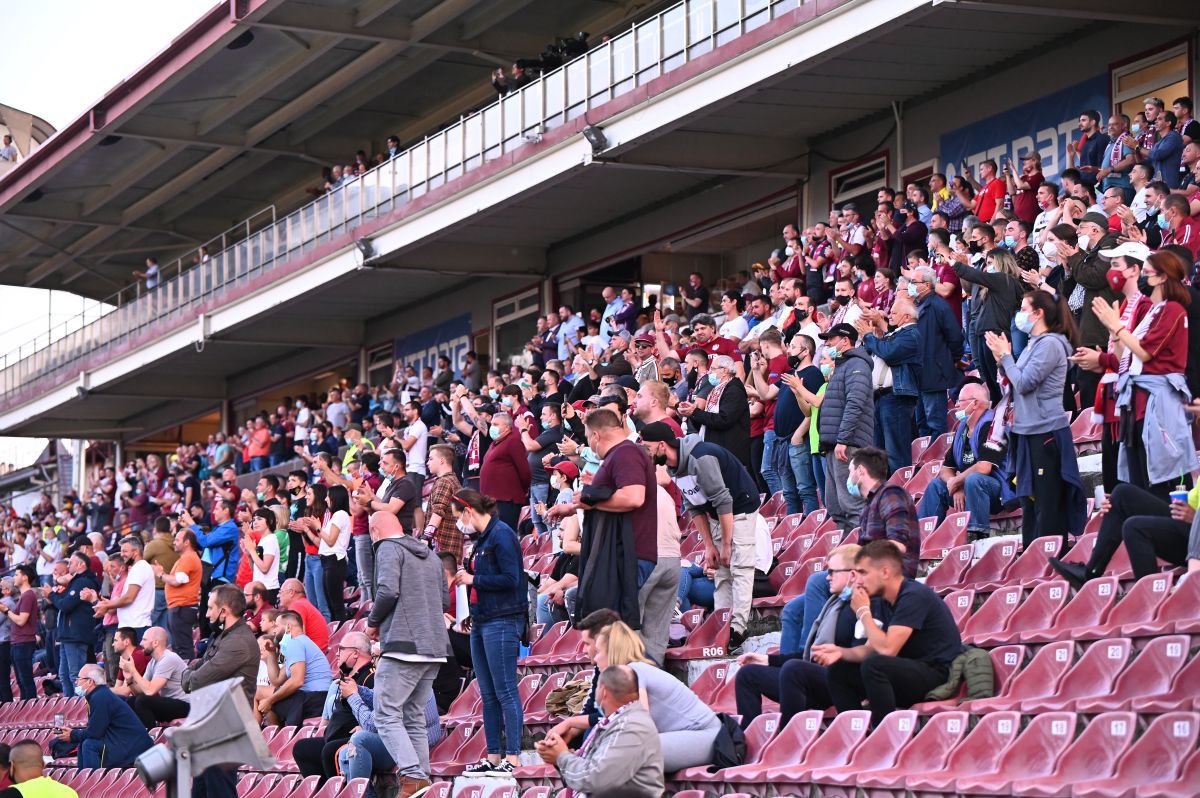 Moment special înainte de CFR Cluj - FCSB! Campionii au fost prezentați fanilor printre flăcări și fum: Edi Iordănescu, extrem de emoționat