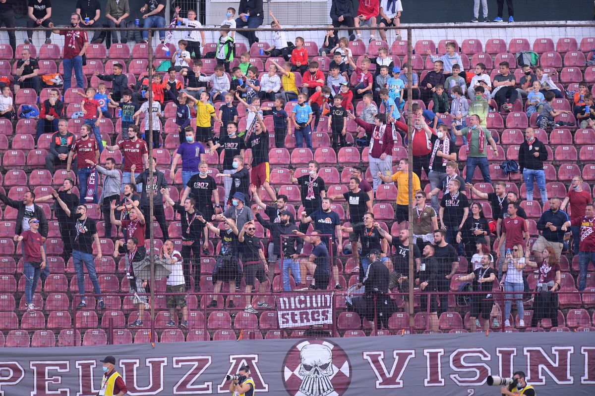 Moment special înainte de CFR Cluj - FCSB! Campionii au fost prezentați fanilor printre flăcări și fum: Edi Iordănescu, extrem de emoționat