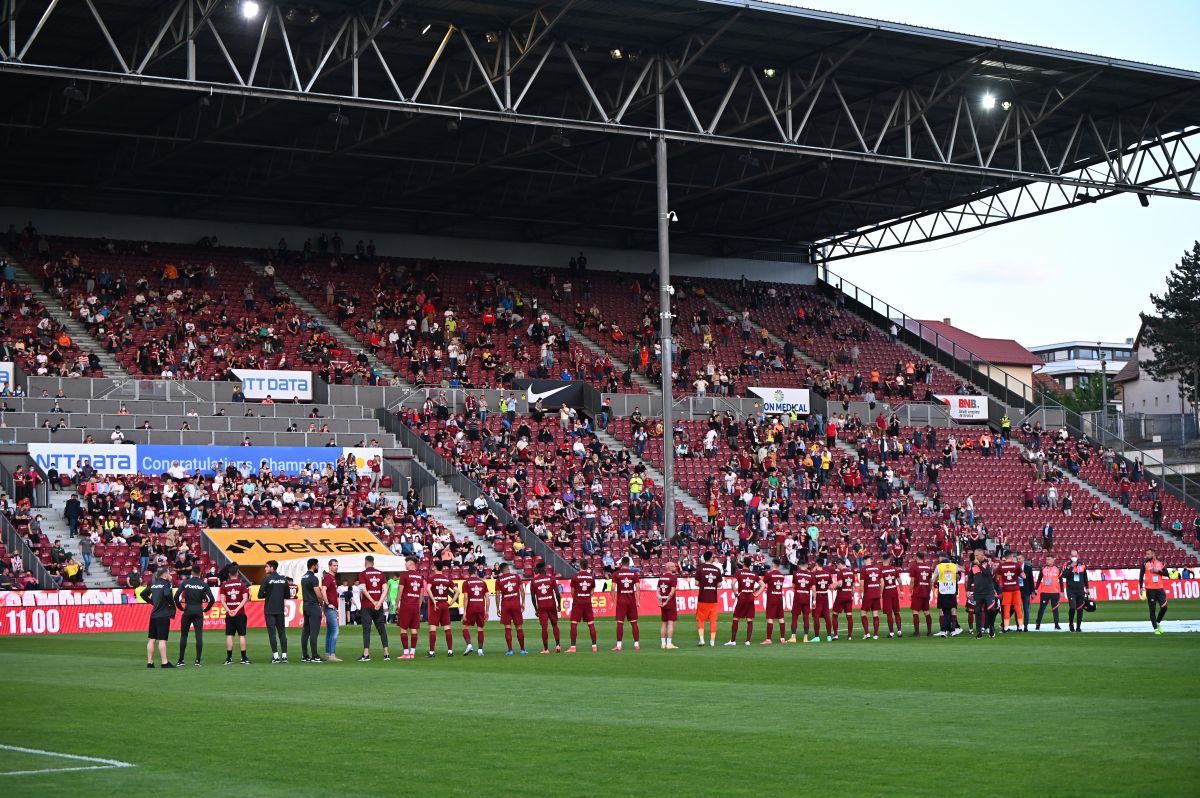 Moment special înainte de CFR Cluj - FCSB! Campionii au fost prezentați fanilor printre flăcări și fum: Edi Iordănescu, extrem de emoționat