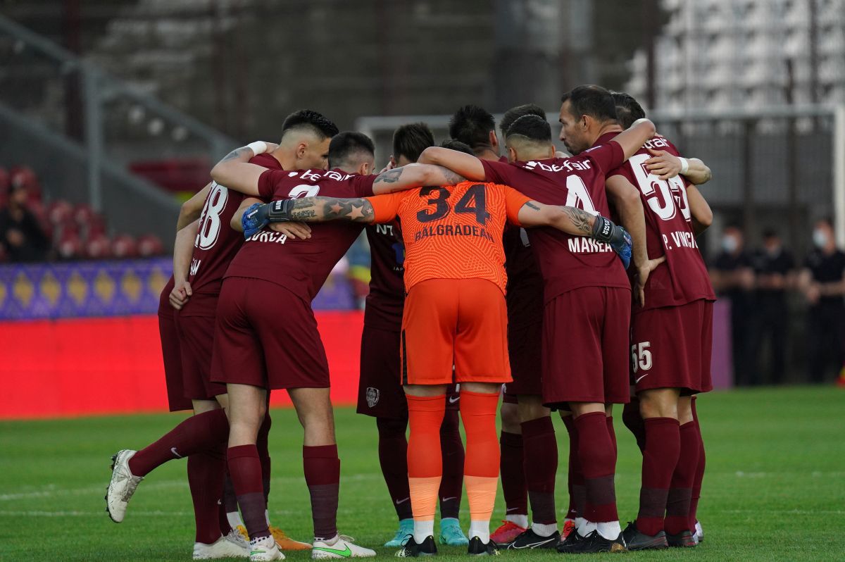 Moment special înainte de CFR Cluj - FCSB! Campionii au fost prezentați fanilor printre flăcări și fum: Edi Iordănescu, extrem de emoționat