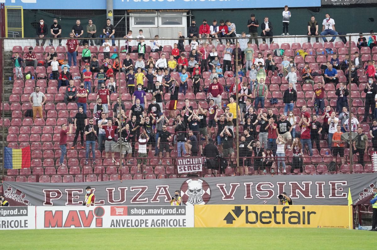 Moment special înainte de CFR Cluj - FCSB! Campionii au fost prezentați fanilor printre flăcări și fum: Edi Iordănescu, extrem de emoționat