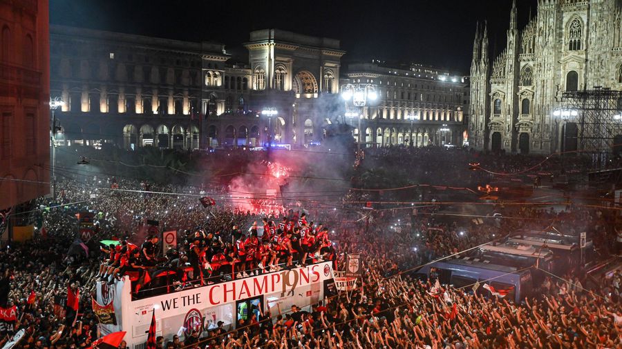 foto Captură Twitter Manchester City, ținta glumelor după parada de celebrare a titlului » Comparația făcută cu AC Milan