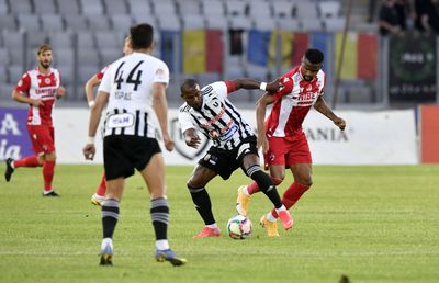 Doi jucători de la Dinamo, atacați în direct la GSP LIVE: „Pe unul nu l-aș luat nici la fotbal pe sintetic, iar pe celălalt cred că-l enervează banii. E strigător la cer!”