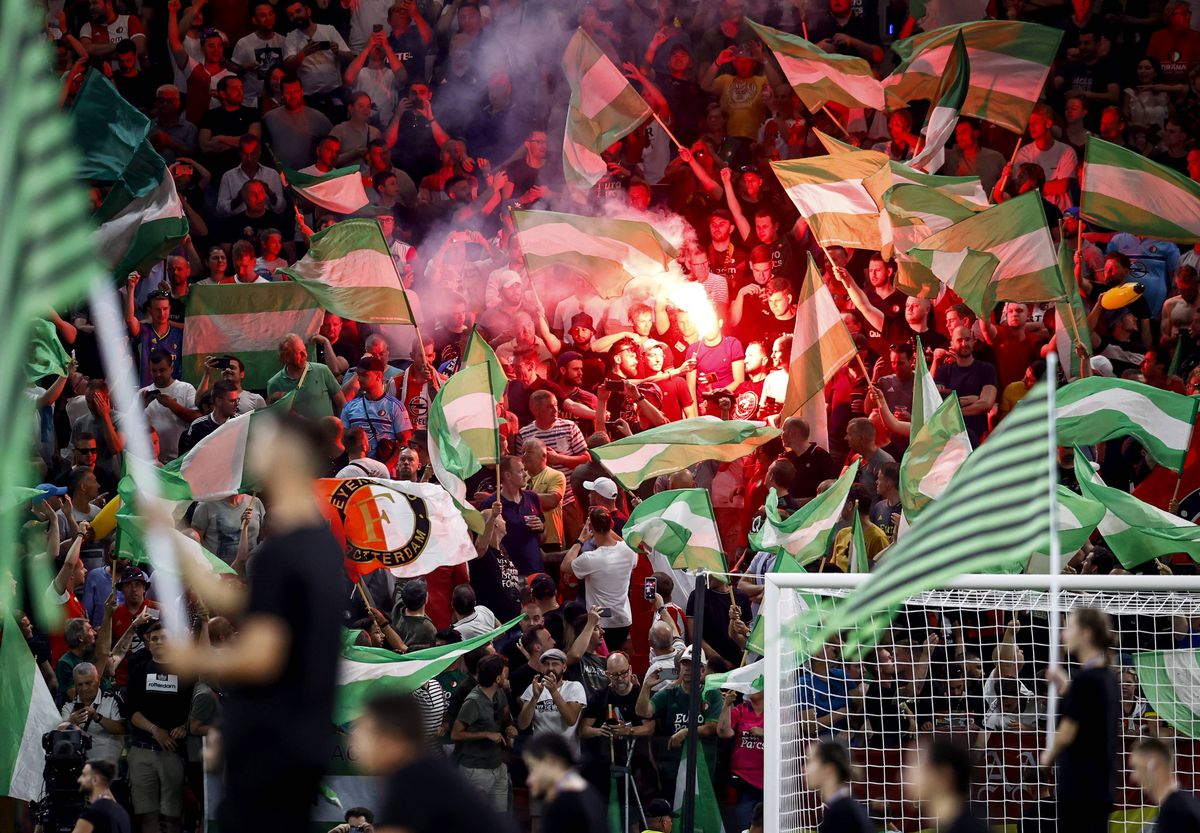 Duel al galeriilor la Roma - Feyenoord » Show incendiar la Tirana, în finala Conference League