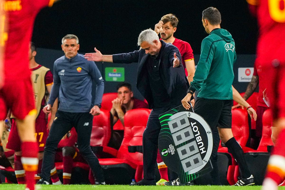 Jose Mourinho a intrat în istorie, după ce a câștigat și Conference League » Performanța unică realizată de antrenorul Romei