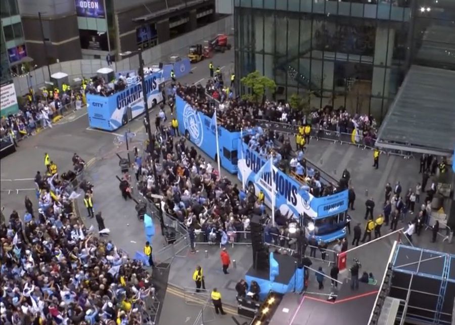foto Captură Twitter Manchester City, ținta glumelor după parada de celebrare a titlului » Comparația făcută cu AC Milan